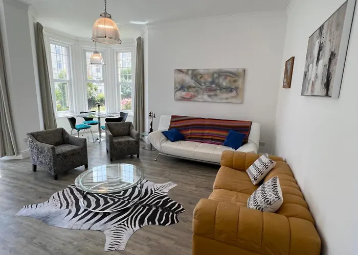Chic Coastal Apartment